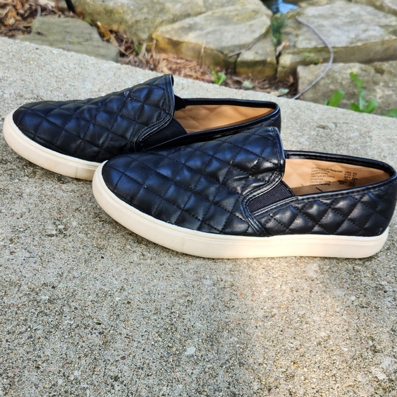 Black and White Quilted Slip-On Shoes Size 9 - Picture 2 of 8